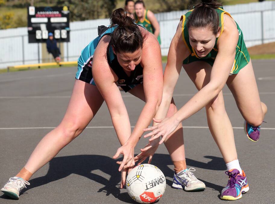 ON THE DECK:  Sarah Senini and Sarah Jane Farrell battle for the ball during the Ovens and Murray clash. Picture: JOHN RUSSELL
