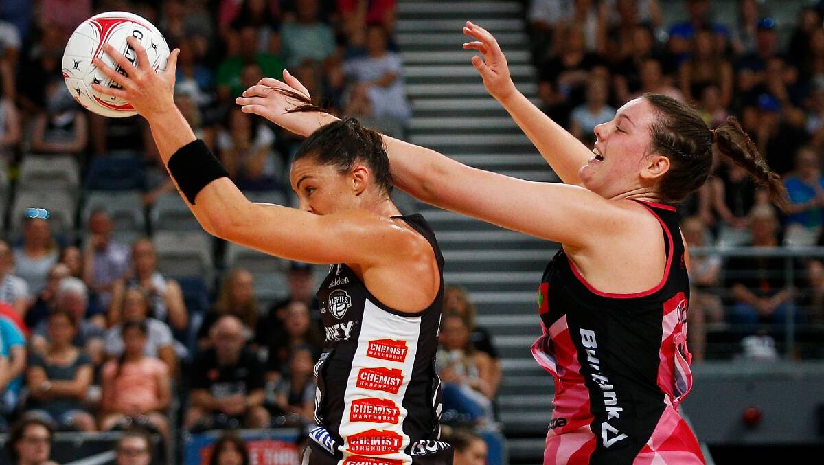 Sharni Layton and Jane Cook do battle in the Collingwood
and Adelaide Thunderbirds clash.