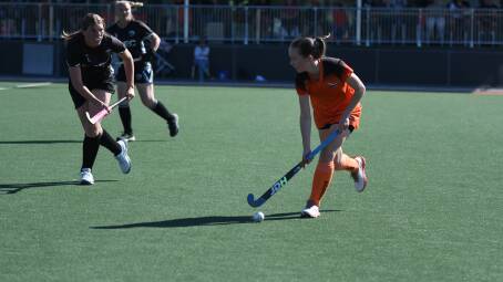 Falcons' Ellie Wild looks to pass past Rachel Halpin of Magpies. Picture by Hockey Albury Wodonga
