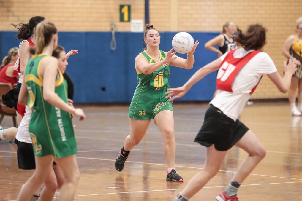 GRAND FINAL: Hoppers' Gold Molly Goldsworthy looks for a team-mate in the Swan Classic at the Lauren Jackson Sports Centre. Picture: JAMES WILTSHIRE