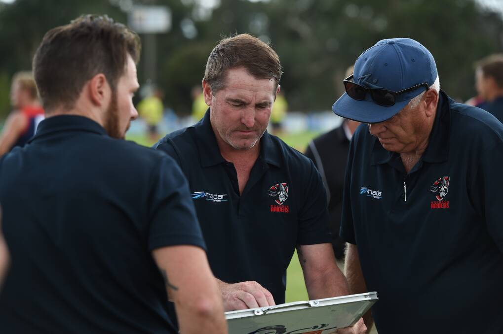 STAYING ON: Wodonga Raiders' coach Daryn Cresswell (middle)
will remain for a fourth season in 2018. 