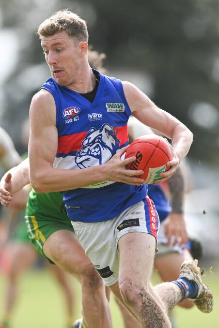 Dan Middleton in action for the Bulldogs two years ago. The midfielder has committed to the Bulldogs this season after an interrupted year.