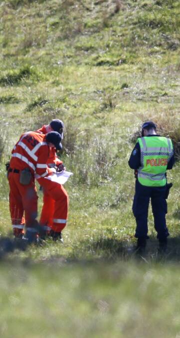 NO LUCK: NSW SES and police, Wodonga police and the canine unit were involved in an intensive search in Thurgoona for a missing man. Picture: MARK JESSER