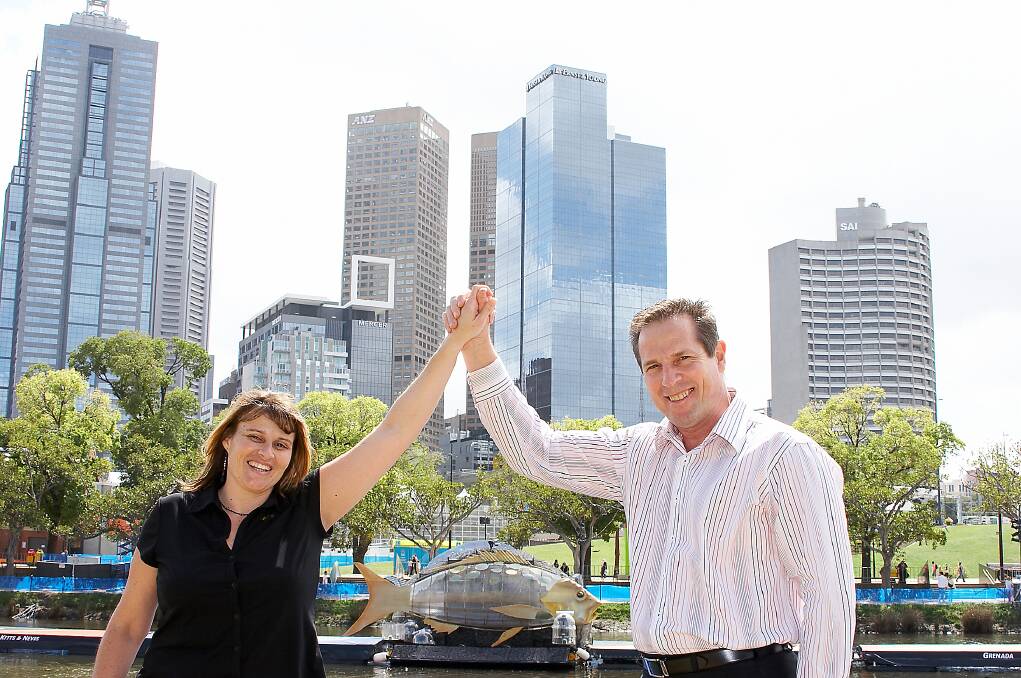  Lisa Mahood and Peter Marshall at the Yarra River with the yellow tail snapper in 2006.