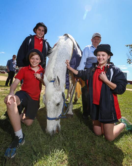 CHAMPION: Subzero with owner Graham Salisbury and students Hamish Armstrong, 12, Georgie Kiraly, 12, and Monique Nichols, 12. Picture: JAMES WILTSHIRE