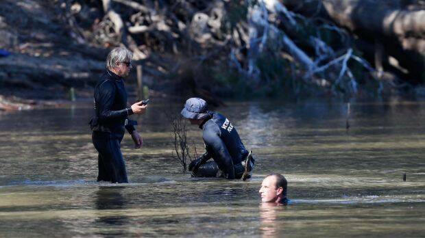 Divers searching for the child's body at the Murray River near Moama. Photo: Luke Hemer/Riverine Herald
