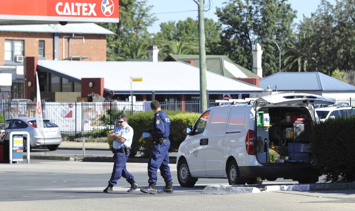 Police examine the area in Baylis Street, Wagga, where a man was stabbed with a broken beer bottle. Picture: DAILY ADVERTISER