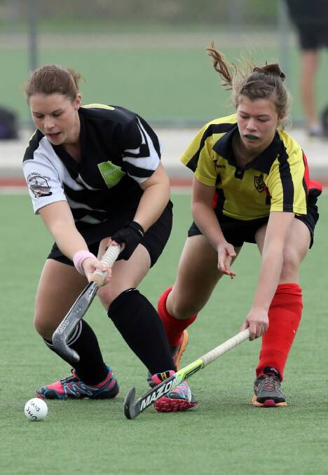 Magpies’ Kate Mason and United Millie Holz in the heat of battle.