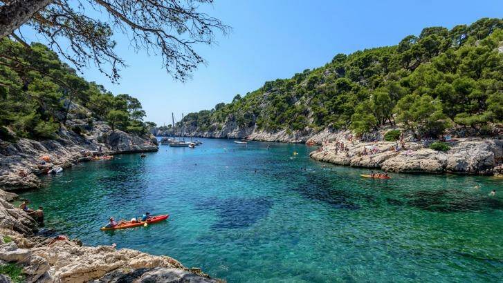 Kayaking in the calanque of Port-Pin near Cassis, southern France. Photo: David GABIS / Alamy Stock Photo
