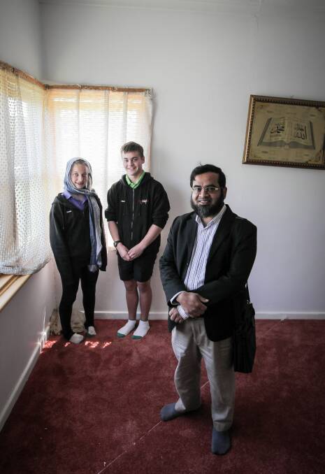 Charles Sturt University lecturer and member of the Islamic Society of Albury-Wodonga, Rafiqul Islam, with Flying Fruit Fly Circus School students Maisie Walker-Stelling and Mitch Craighead. Picture: DYLAN ROBINSON