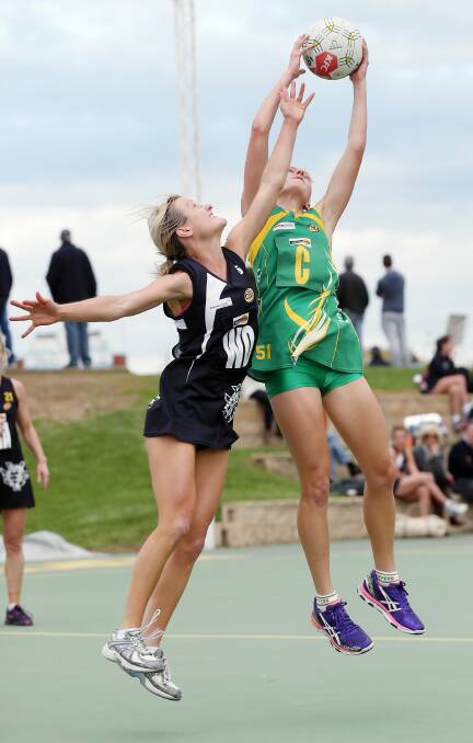 Yarrawonga’s Sarah Vagg and the Hoppers’ Kimberly Opdam at full stretch in their round 7 clash that saw the Pigeons outlast North Albury 50-49. Picture: JOHN RUSSELL