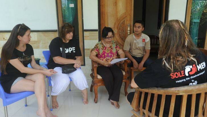 The widow and son of killed Bali police officer Wayan Sudarsa meet with representatives of Bali charity Solemen, who have raised more than $10,000 for the family via a crowdfunding campaign. Photo: Alan Putra