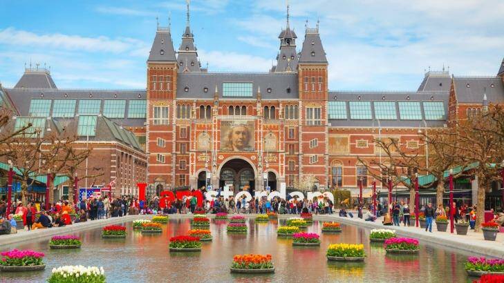 I Amsterdam slogan with crowd of tourists in Amsterdam at the back of the Rijksmuseum. Photo: iStock
