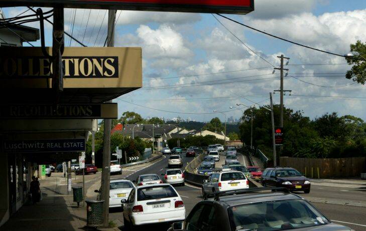Pymble shops on the Pacific Highway  on Tuesday 28, March, 2006    SMH News Regrade    photo by Peter Morris    story Bonnie Malkin