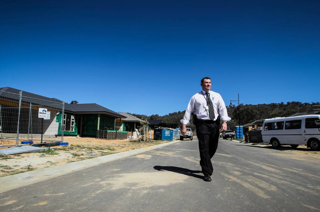 Wodonga detective Ray Causer walks near the houses hit by thieves. Picture: DYLAN ROBINSON