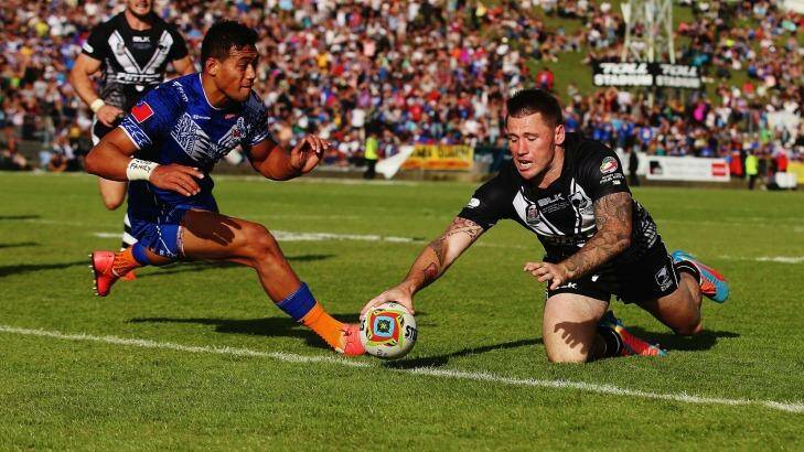Shaun Kenny-Dowall of New Zealand dives over to score the winning try. Photo: Hannah Peters
