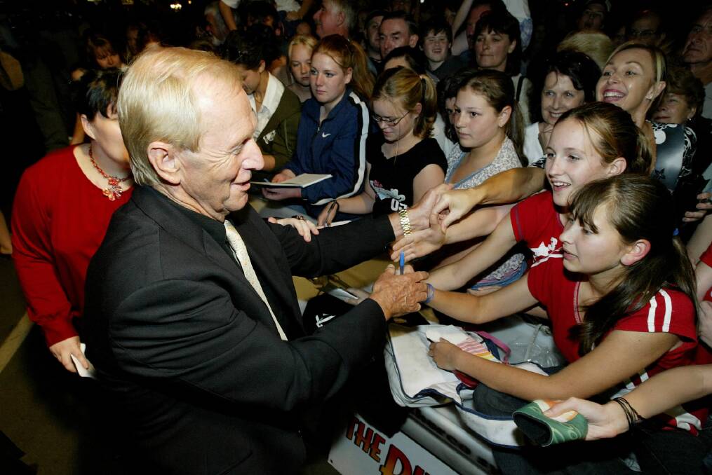 Paul Hogan meets some of his young fans who attended the Strange Bedfellows world premiere in Albury in 2004.