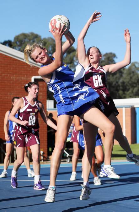 Roos shooter Sophie Hanrahan outguns Wodonga’s Gemma Grimmond during the thrilling draw at John Foord Oval. 