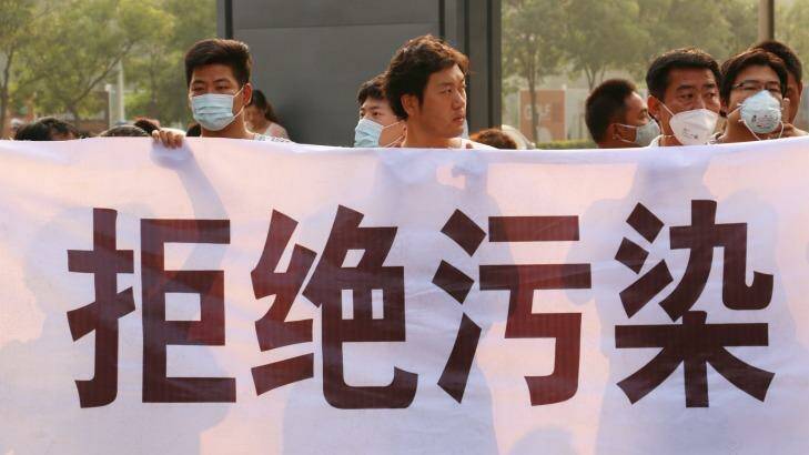Tianjin protesters with a banner that reads 'No Pollution'. Photo: Sanghee Liu