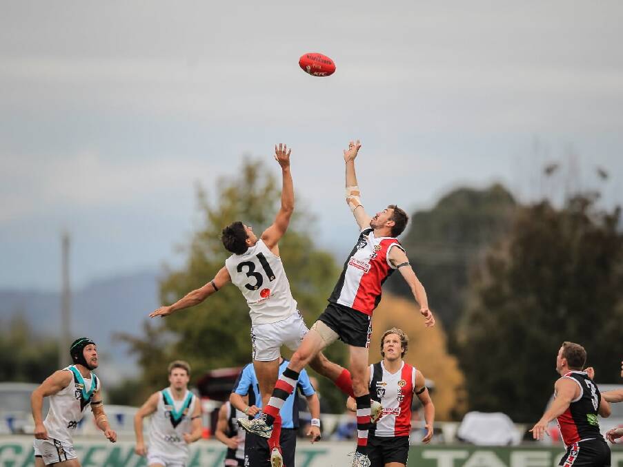 Justin Koschitzke flies for a mark on his way to a four-goal haul for Lavington against Myrtleford yesterday.
LEFT: Star Panther Matt Pendergast looks to take possession ahead of Myrtleford’s Hayden Murray. Pictures: DYLAN ROBINSON