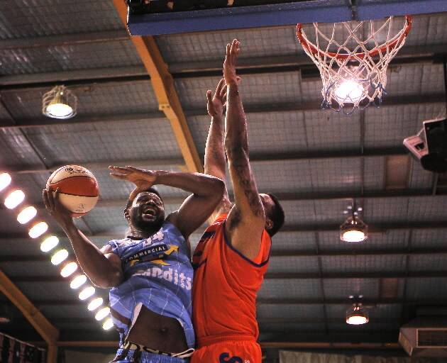 Bandits’ Momo Ntumba is blocked by Rayshawn Goines. Pictures: DYLAN ROBINSON