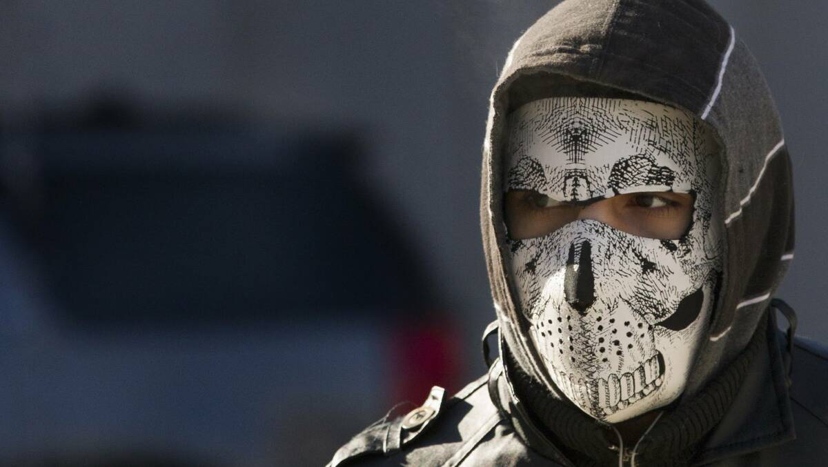 A man wears a mask as he walks in the frigid cold temperatures in the downtown section of Manhattan, New York January 7, 2014. Photo: REUTERS/Brendan McDermid.