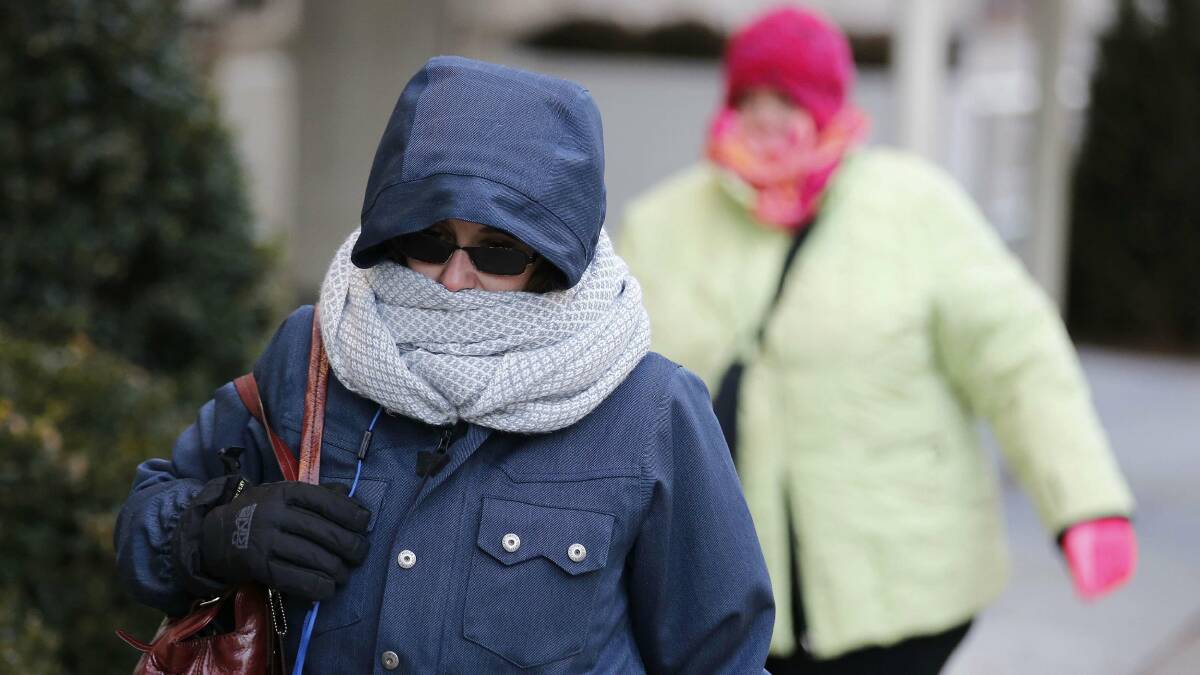 Women bundle up against the cold one block from the White House as temperatures plunged along the East coast due to the "polar vortex" of dense, frigid air in Washington January 7, 2014. Photo: REUTERS/Larry Downing.