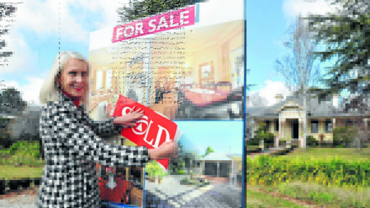 Real estate agent Doone Grist signs off on this Franklin Road property. Sydney buyers paid around $1 million for this six-bedroom house a stone’s throw from the CBD. Photo: JUDE KEOGH
