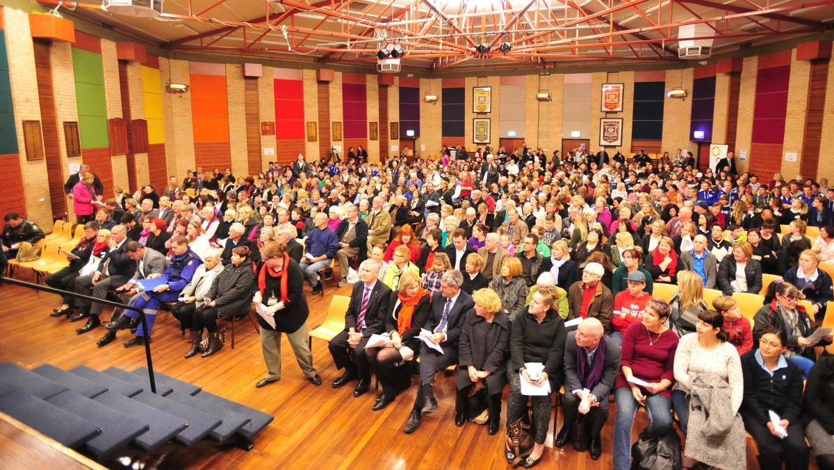 WAVE OF CONCERN: The hall at Wagga High School was packed out for the ice forum on Thursday night. Picture: Kieren L Tilly 
