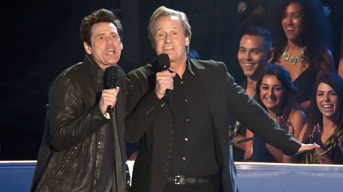 Actors Jim Carrey (L) and Jeff Daniels speak onstage during the 2014 MTV Video Music Awards. PHOTO: Getty Images