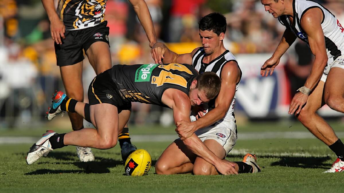 Scott Pendlebury and Matthew Arnot battle for possession. Picture: FAIRFAX