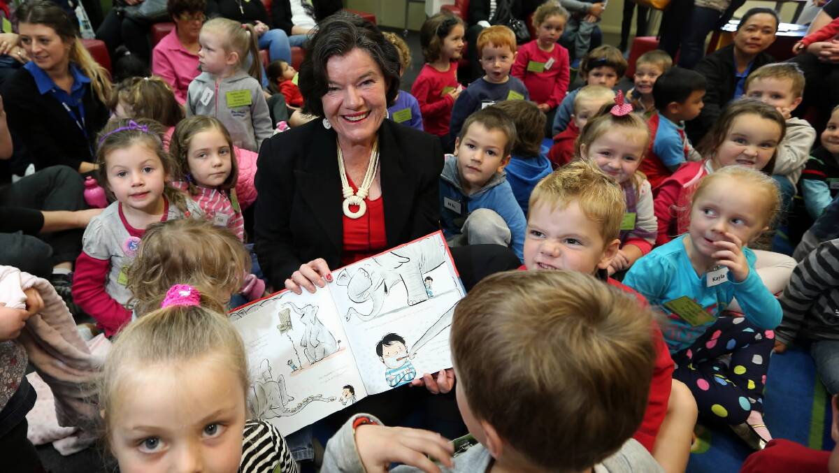 Cathy McGowan reads to children in the Wodonga Library for National Simultaneous Storytime. Picture: MATTHEW SMITHWICK