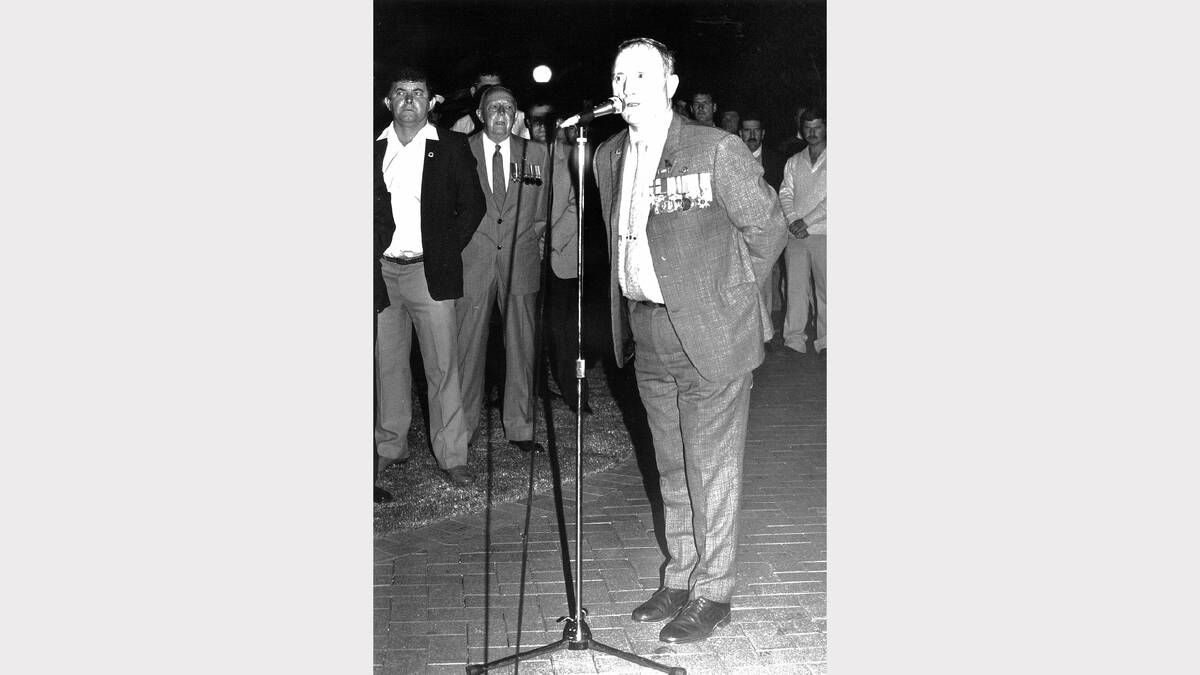 Wodonga RSL president Jock Smith addresses the 1990 Wodonga dawn service.