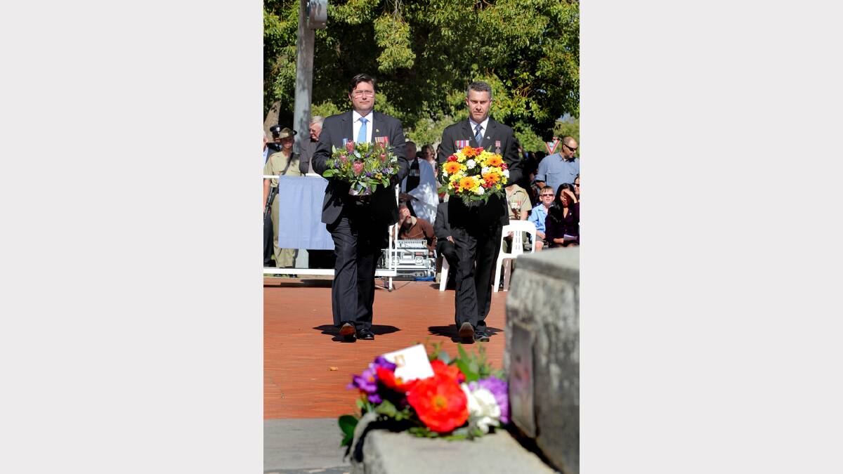 Member for Benambra Bill Tilley and Detective Sergeant Graeme Simpfendorfer from Wodonga Police lay wreaths.