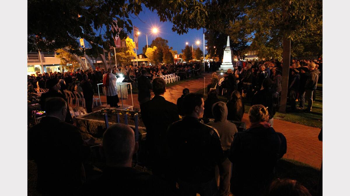 The crowd at the Wodonga dawn service at Woodland Grove.