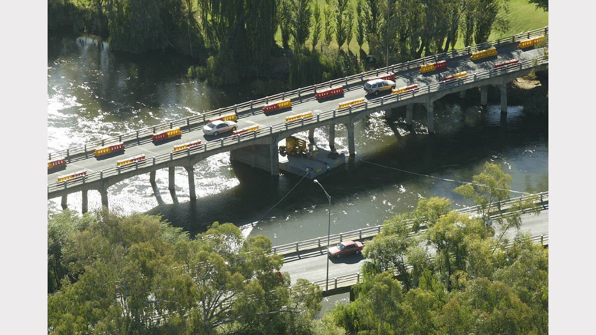 Aerial pic of traffic chaos due to repairs to the Wodonga Creek bridge.