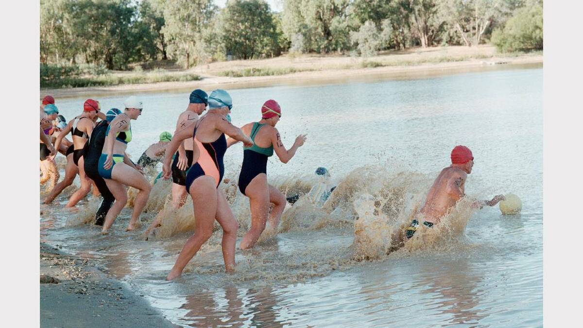 Start of the last race in the aquathon series at water parklands.
