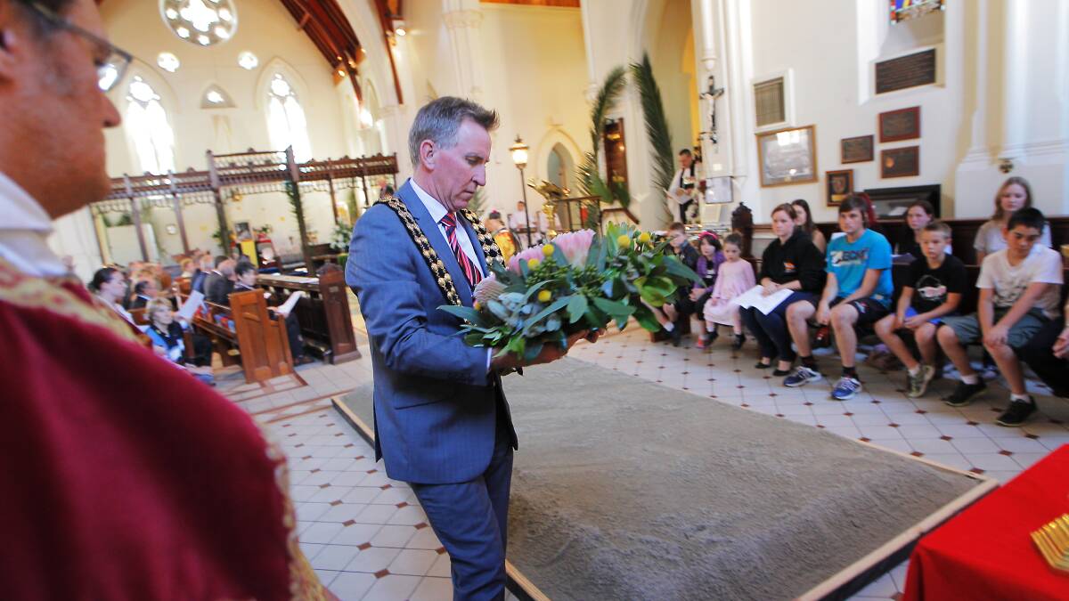 Albury mayor Kevin Mack lays a wreath. 