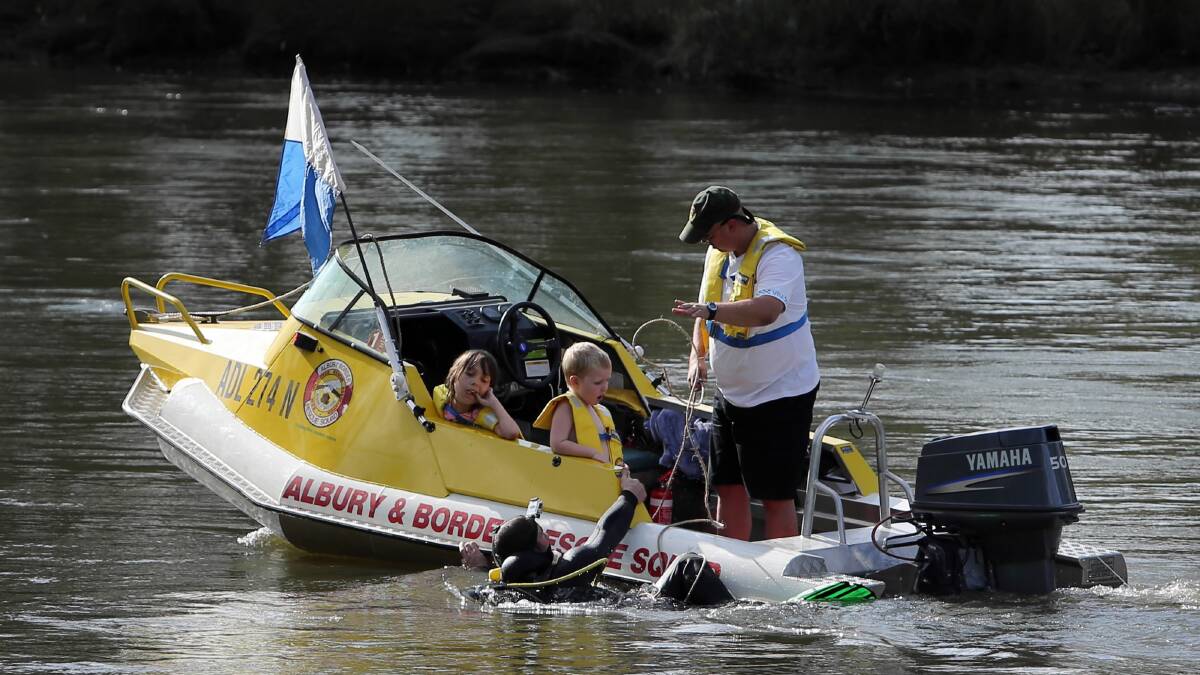 Albury and Border Rescue Squad secretary Paul Marshall and diver Tom Lenaghan recover items from the bottom of the river. Picture: MATTHEW SMITHWICK