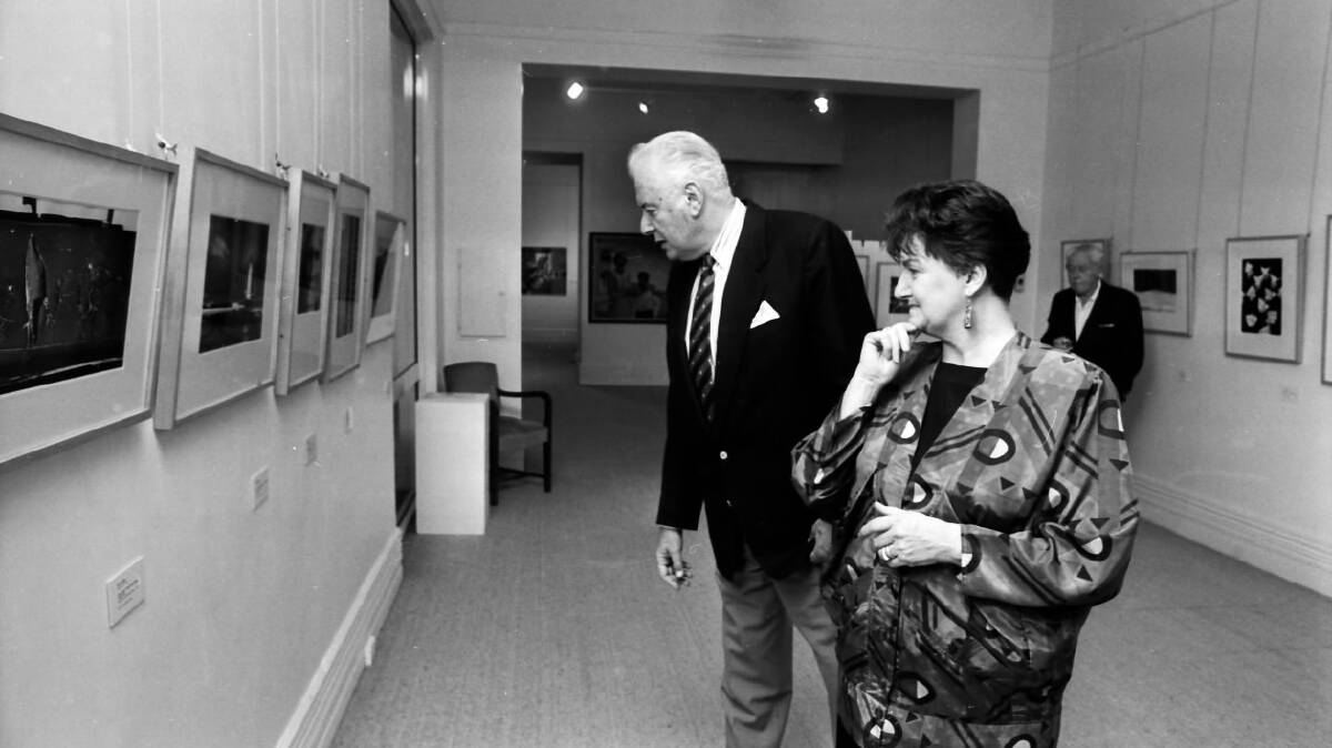 Gough Whitlam with Albury Regional Art Gallery director Audray Banfield in 1989.