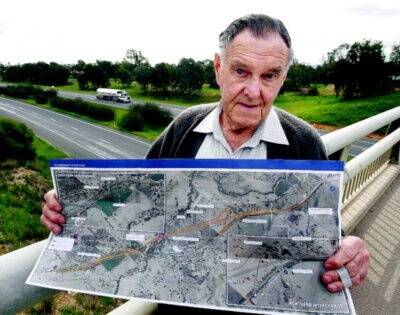 Committee member Erwin Richter with the concept design for the Tarcutta bypass. Picture: PETER MERKESTEYN