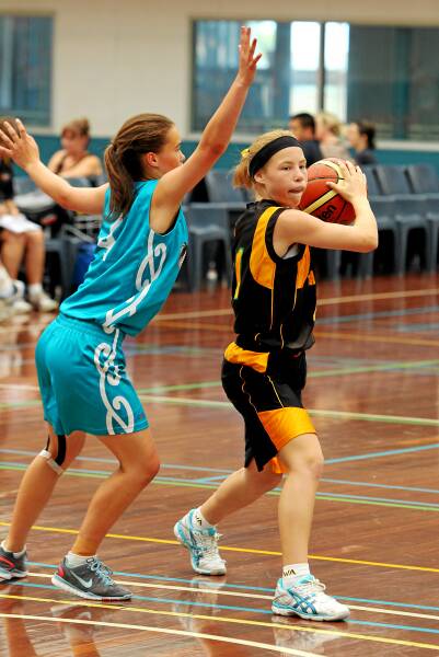 When it comes to concentration under pressure, there was no faulting West Australia’s Kirsty Scarle at the Wodonga Sports and Leisure Centre during an under-14 match against NZ Koru. Pictures: MATTHEW SMITHWICK