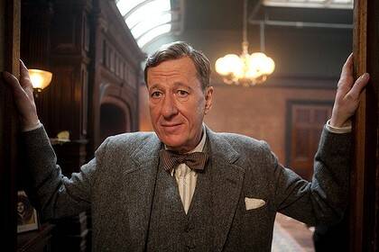 Gefforey Rush as Lionel Logue in  The King's Speech .