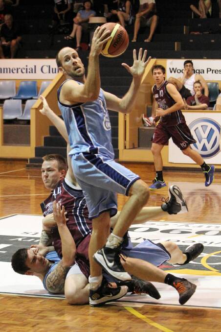 Albury Cougars guard Bobby Tye and Wodonga’s Josh McKay tangle on the floor as Cougars’ big man Ben Appleford looks for options. Picture: MARK JESSER