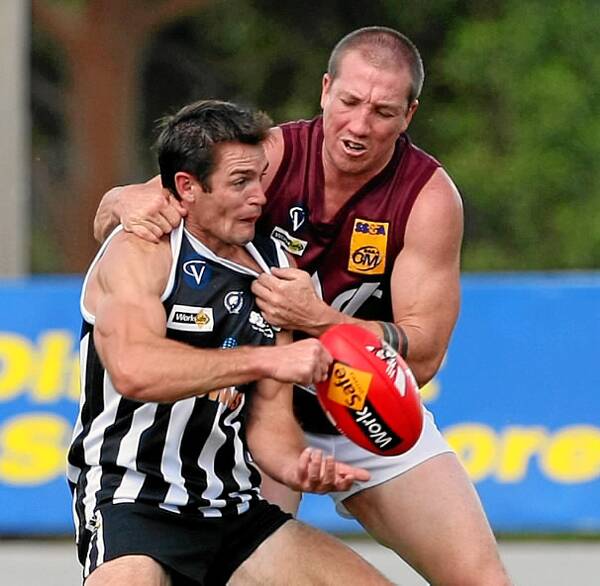 Thompson tackles Wangaratta’s Ryan Kervin in his return match for the Dogs in round 1 this year.