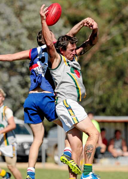 Tarrawingee&rsquo;s Joel O&rsquo;Keeffe and Goorambat&rsquo;s Dayne Webber fly for the ball on Saturday.