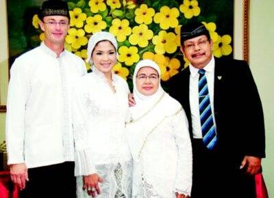 l Robert Ballard and Rina Ambar Dewanti pose with her parents, Anien and Sugeng Riyanti, after the wedding in Jakarta on June 10.