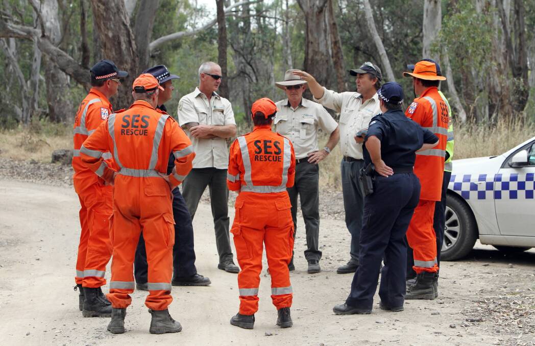 Yarrawonga SES and Parks Victoria joined forces with police to conduct a land search of the banks. Picture: MARK JESSER