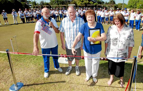 Bev Farrell cuts the sash on the green named for her late husband Leo, flanked by their children Mark Farrell and Debbie Reeckman and Corowa club president Ted Hovard. Picture: PETER MERKESTEYN