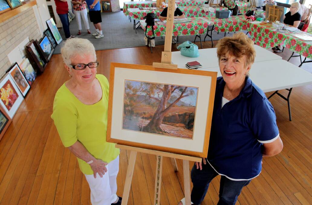 Visiting Sydney artist Colina Grant and Buds Art Group member Dawn Gibbs at Thurgoona yesterday. Picture: DAVID THORPE
